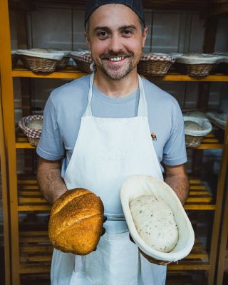 Vedeli ste, že na začiatku remeselnej pekárne Zrnko som strávil 3️⃣ mesiace zavretý v pekárni 🍞? Len ja, pec a stroje....