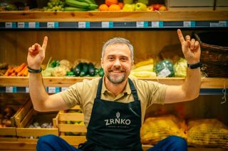 Do regálu nejde nič čo by som si nekúpil domov 👍. V Zrnku držíme jednu vec naozaj striktne: ovocie a zelenina musia byť...