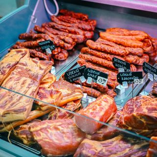 Objednajte si poctivé údeniny 😇. Údené mäso: • Údené karé – 13,90 € / kg • Údená krkovička – 13,90 € / kg • Údené koleno –...